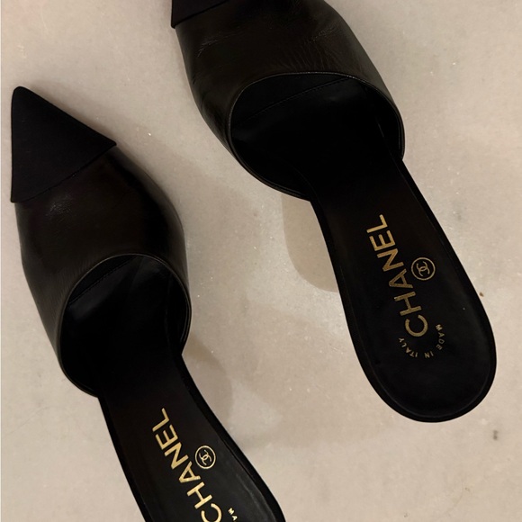 CHANEL Elegant Black Heels with Pearl Accent - Picture 7 of 9